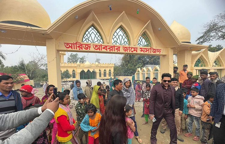 মসজিদটি উদ্বোধনের সময় অনন্ত জলিল উপস্থিত থাকায় এলাকাবাসী বেশ আনন্দিত। ছবি: সংগৃহীত
