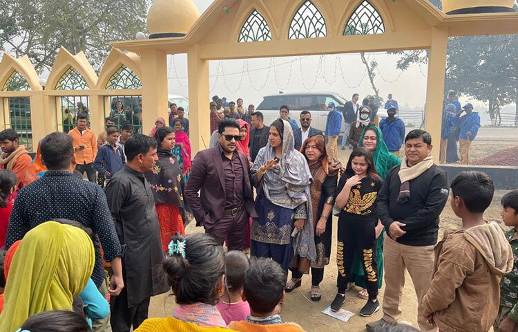 এলাকাবাসীর সঙ্গে কথা বলছেন অনন্ত-বর্ষা। ছবি: সংগৃহীত