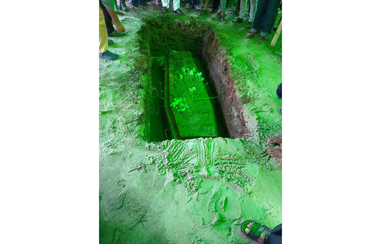 সমাহিত করা হয়েছে এন্ড্রু কিশোরকে। ছবি: মাসুম আওয়াল