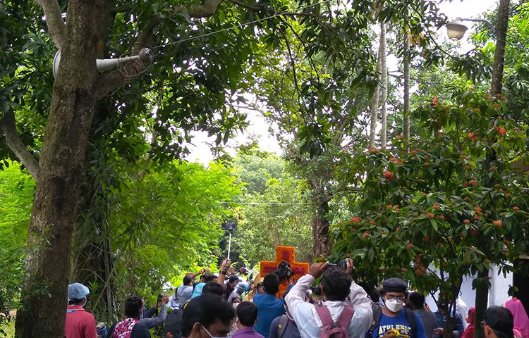 প্লেব্যাক সম্রাটকে শেষবারের মতো দেখতে এসেছেন রাজশাহী শহরের সংগীতপ্রেমীরা। ছবি: মাসুম আওয়াল