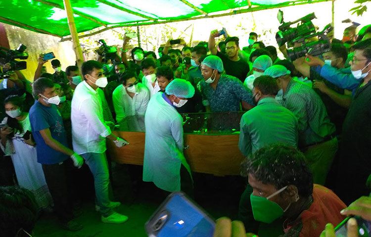 তার মরদেহ নিয়ে যাওয়া হচ্ছে। ছবি: মাসুম আওয়াল