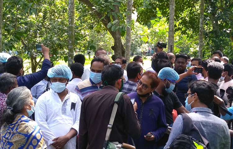 রাজশাহীর স্থানীয় চার্চে আজ ১৫ জুলাই শেষ শ্রদ্ধা জানাতে নিয়ে আসা হয় এন্ড্রু কিশোরকে। ছবি: মাসুম আওয়াল