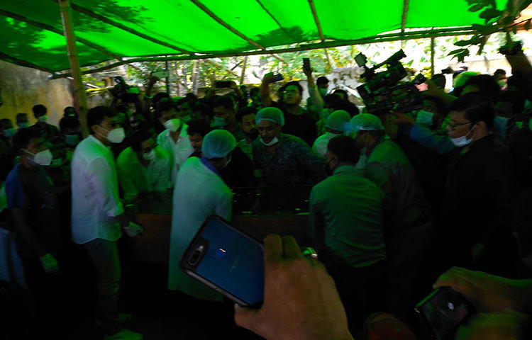 সকাল ৯টা থেকে ১০টা পর্যন্ত গির্জার মধ্যে রাখা হয় এন্ড্রু কিশোরকে। ছবি: মাসুম আওয়াল