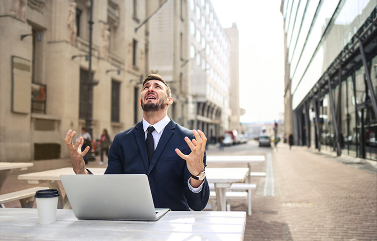 প্রতিটি মানুষই তাদের কাছের মানুষদের থেকে সময় আর ভালোবাসা চায়। কিন্তু সেটা না-পেলেই নিজেকে অবহেলিত বলেই মনে হতে থাকে। আবার অনেক সময় আমরা কাছের মানুষদের কাছে নিজেদের ভাবনা-চিন্তা অথবা মতামত শেয়ার করি, কিন্তু দেখা গেল, সেই মানুষগুলো তার কোনো পরোয়াই করল না। সেই সময় আমাদের রাগ হতে বাধ্য। ছবি: সংগৃহীত