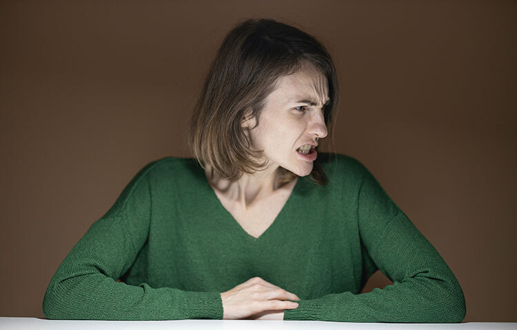 রাগ কারও ক্ষেত্রে মাত্রাতিরিক্ত হয়ে গেলে তিনি তার আশেপাশের সব মানুষের থেকে ক্রমশ দূরে সরে যেতে থাকেন। কেউ ভয়ে, আবার কেউ বিরক্তিতে তার কাছেই আসতে চান না। তাই আপনিও যদি বোঝেন যে আজকাল আপনি আপনার রাগকে নয়, আপনার রাগ আপনাকে নিয়ন্ত্রণ করছে তবে সাবধান হয়ে যার। ছবি: সংগৃহীত