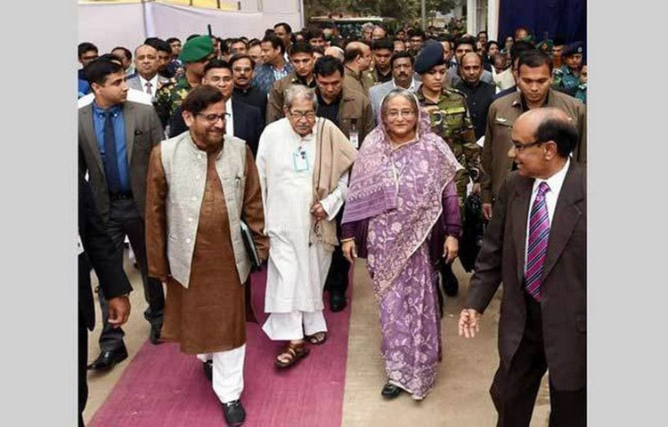 আনিসুজ্জামান কলকাতার পার্ক সার্কাস হাইস্কুলে শিক্ষাজীবন শুরু করেন। এখানে তৃতীয় শ্রেণি থেকে সপ্তম শ্রেণি পর্যন্ত পড়ার পর বাংলাদেশে চলে আসেন এবং খুলনা জেলা স্কুলে অষ্টম শ্রেণীতে ভর্তি হন। এক বছর পর পরিবারের সাথে ঢাকায় চলে আসেন এবং প্রিয়নাথ হাইস্কুলে (বর্তমান নবাবপুর সরকারি উচ্চ বিদ্যালয়) ভর্তি হন।