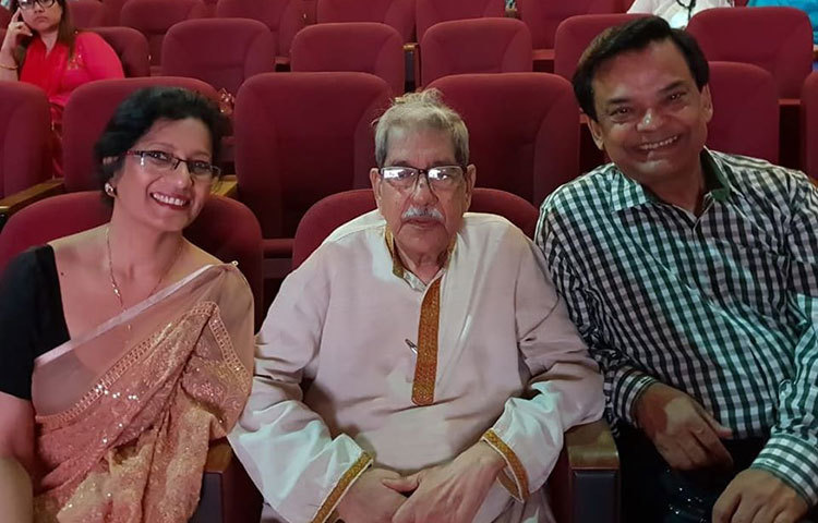 ১৯৫১ সালে এ বিদ্যালয় থেকে মাধ্যমিক ও ১৯৫৩ সালে জগন্নাথ কলেজ থেকে উচ্চ মাধ্যমিক সম্পন্ন করার পর ঢাকা বিশ্ববিদ্যালয়ে বাংলা বিভাগে ভর্তি হন। ১৯৫৬ সালে আনিসুজ্জামান ঢাকা বিশ্ববিদ্যালয় থেকে স্নাতক ও ১৯৫৭ সালে একই বিষয়ে প্রথম শ্রেণিতে প্রথম স্থান অধিকার করে স্নাতকোত্তর ডিগ্রি অর্জন করেন। সে সময় বাংলা বিভাগের বিভাগীয় প্রধান ছিলেন ড. মুহম্মদ শহীদুল্লাহ ও শিক্ষক ছিলেন মুনীর চৌধুরী।