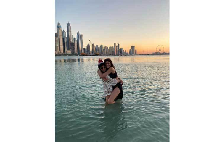 দুবাইয়ের নীল জলে অনন্যা পান্ডে।