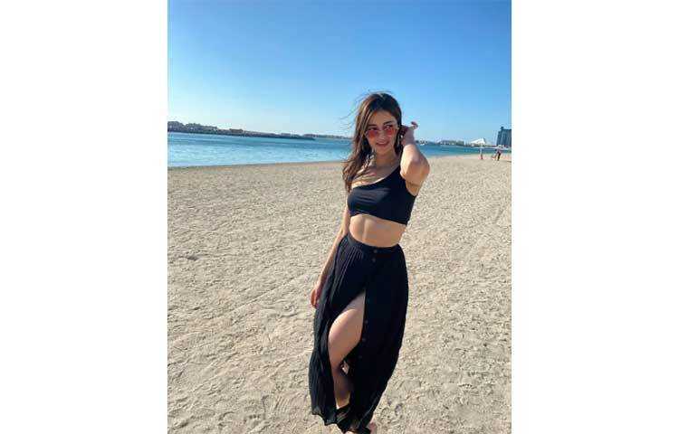 কালো পোশাকে অন্যন্যার সাজ।