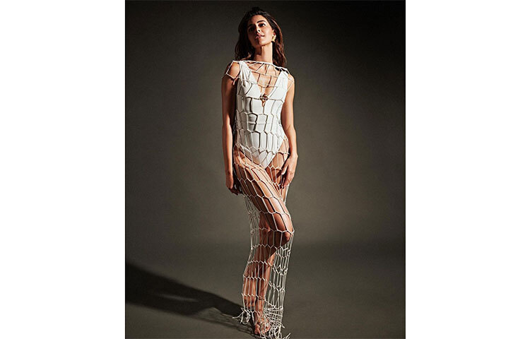 স্যুইমস্যুটেও ভাইরাল হয়েছে অনন্যার সাজ। ছবি: সংগৃহীত