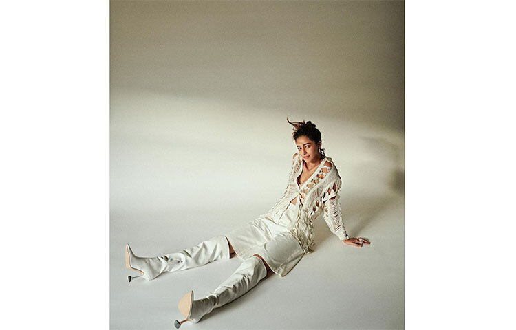 বলিউডে ইতিমধ্যেই নিজের জায়গা তৈরি করতে শুরু করেছেন অনন্যা পান্ডে। বলিউডের অভিনেতা চাঙ্কি পান্ডের মেয়ে অনন্যাকে প্রথম সামনে এনেছেন করণ জোহর। তবে সম্প্রতি নজর কেড়েছে দীপিকা পাড়ুকোনের সঙ্গে তার আগামী ছবি ‘গেহরাইয়া’-র ট্রেলার। ছবি: সংগৃহীত