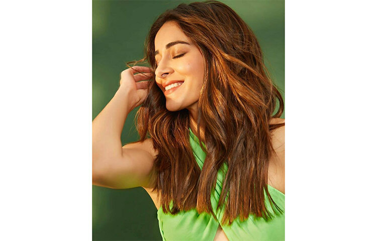 চামড়ার প্যান্টের সঙ্গে দারুণ মানিয়েছে অনন্যান টপ। ছবি: সংগৃহীত