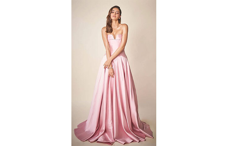 এ যেন রূপকথার কোনো রাজকন্যা। গোলাপি সাটিনের গাউনে উজ্জ্বল অনন্যা। ছবি: সংগৃহীত