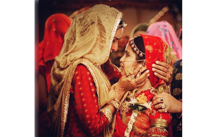 এই সিরিয়ালে ‘বালিকা বধূ’র চরিত্রে অভিনয় করেছিলেন অভিকা গৌর। ছোট্ট আনন্দীর সরল, মিষ্টি অভিনয় ভালো লেগেছিল সকলেরই ।