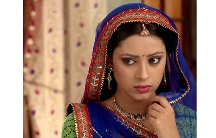 এই ছোট্ট আনন্দী সিরিয়ালের সঙ্গে সঙ্গেই বড় হয়েছে ধীরে ধীরে। ধারাবাহিকের প্রয়োজনে তার জায়গায় এসেছেন বড় আনন্দী। প্রথমে বড় আনন্দীর চরিত্রে আসেন প্রত্যুষা ব্যানার্জি। তিনি গলায় দড়ি দিয়ে আত্মহত্যা করেছিলেন। পরে তাঁর জায়গায় এসেছিলেন তরাল রাজপুত্র ।