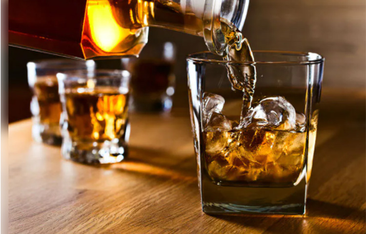 অ্যালোকহল ওষুধের কার্যকারিতা কমিয়ে দেয়। ক্যাফেইন রয়েছে এমন পানীয়ও খাওয়া চলবে না। যেমন, কফি। ছবি: সংগৃহীত