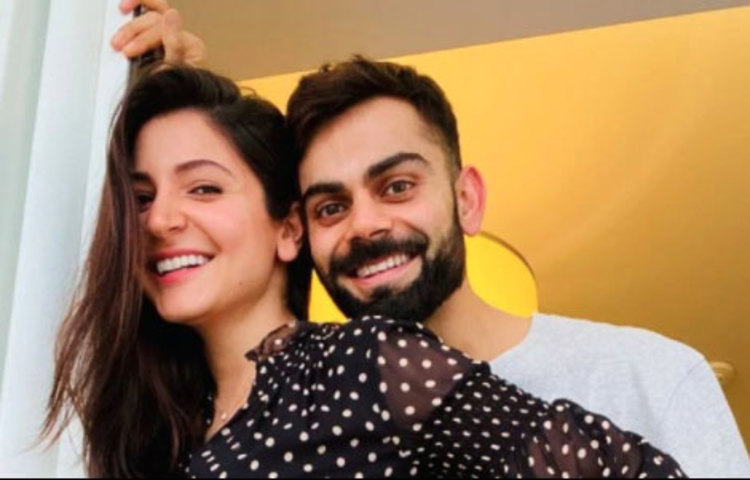 সোশ্যাল মিডিয়ায় স্ত্রীর সঙ্গে ছবি পোস্ট করে ভারতীয় ক্রিকেট দলের অধিনায়ক বিরাট কোহলি জানিয়েছিলেন, ২০২১ জানুয়ারি মাসে তাদের সংসারে নতুন অতিথি আসছে।