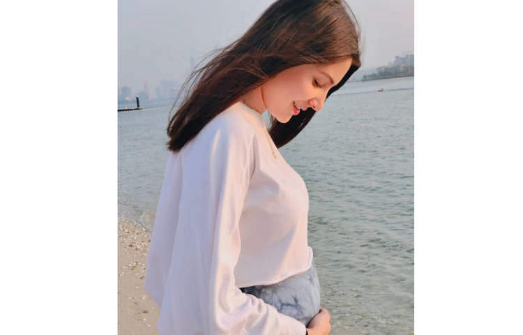 টালিউডের তারকা দম্পতি রাজ-শুভশ্রীর ঘরে নতুন অতিথি এসেছে শনিবার। মা হয়েছেন অভিনেত্রী শুভশ্রী। এবার বলিউড অভিনেত্রী অনুশকা শর্মা ও ক্রিকেট তারকা বিরাট কোহলির ঘরে সুখবর আসার অপেক্ষা।