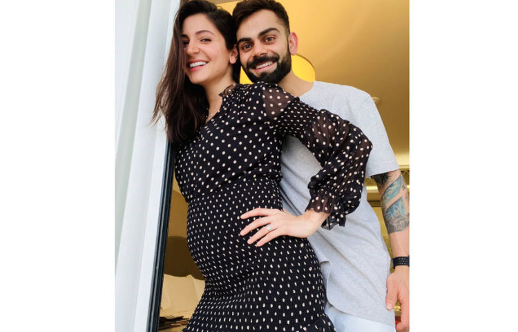 গত ২৭ আগস্ট, অনুশকা তার মা হতে চলার খবর জানিয়ে সোশ্যাল মিডিয়ায় লেখেন, ‘আমরা তিনজন হতে চলেছি। ২০২১-এ সে আসছে।’