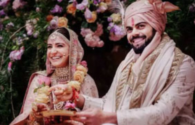 প্রসঙ্গত, ২০১৭ সালের ১১ ডিসেম্বর সাত পাকে বাঁধা পড়েন বিরাট-আনুশকা জুটি। ইতালিতে তাদের স্বপ্নের বিয়ের অনুষ্ঠান হয়েছিল।