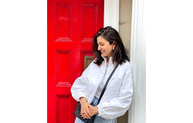 তাই তার ভক্ত-অনুসারীদের সামনে সোশ্যাল মিডিয়ার মাধ্যমে হাজির হলেন। ছবি: ফেসবুক