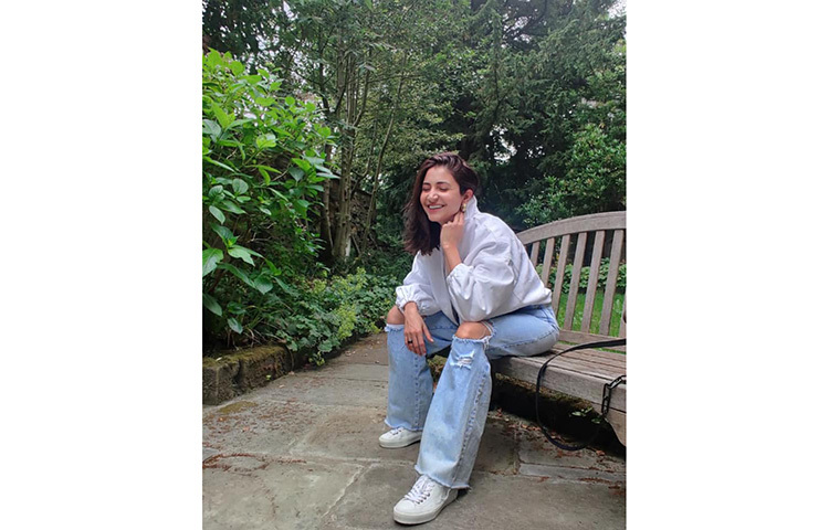 ছবি দেখে বোঝা যাচ্ছে বেশ আনন্দেই আছেন আনুশকা। ছবি: ফেসবুক