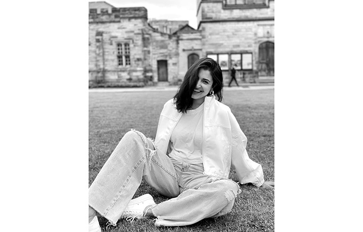 সাদা-কালো আনুশকা। ছবি: ফেসবুক