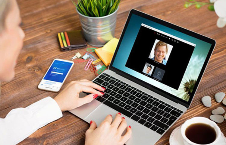 এই অবস্থায় যাদের এই মুহূর্তে ভিডিয়ো কলিং অ্যাপের প্রয়োজন ভীষণ ভাবেই, তারা দিশাহারা। কী করা উচিত, বুঝে উঠতে পারছেন না অনেকেই।