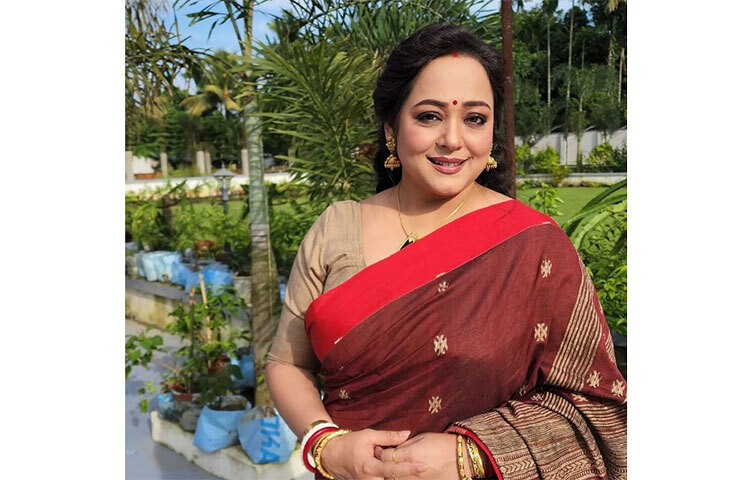 অপরাজিতা আঢ্যর মহাসপ্তমীর ছবি সোশ্যাল মিডিয়ায় ভাইরাল হয়েছে। হাতে শাখা, পলা, চুড়ির সঙ্গে সিঁথিতে সিঁদুর সব মিলিয়ে পূজার দিনে ভালোলাগার অন্য মাত্রা। ছবি: সংগৃহীত