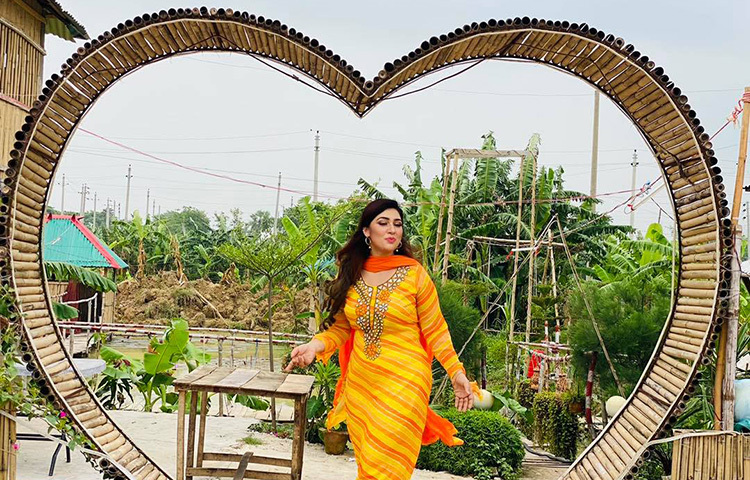 অপু কোথাও ঘুরতে গেলে কিংবা ভালো কোনো স্থানে গিয়ে ছবি তুললে তা তার ভক্তদের সাথে শেয়ার করেন। ছবি: ফেসবুক