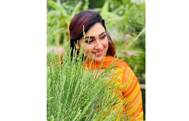 সবুজের মাঝে অপুর মায়াবী হাসি। ছবি: ফেসবুক