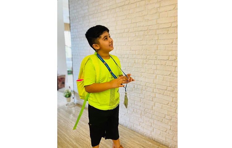 স্কুল ব্যাগ নিয়ে আব্রাম ক্যামেরা বন্দি হয়েছে। ছবি: ফেসবুক