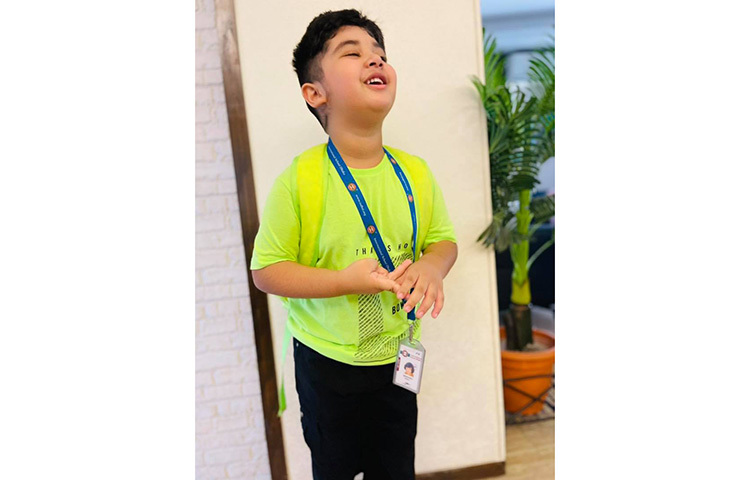 মিষ্টি হাসিতে আব্রাম। অপু বিশ্বাস ছবি পোস্ট করে ‘স্কুুল’ লিখলেও আব্রামের ছবিতে কোনো ক্যাপশন নেই। ছবি: ফেসবুক