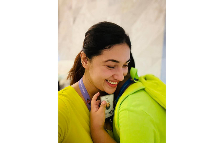 আব্রামকে কোলে নিয়ে মন খোলা হাসিতে অপু বিশ্বাস। ছবি: ফেসবুক