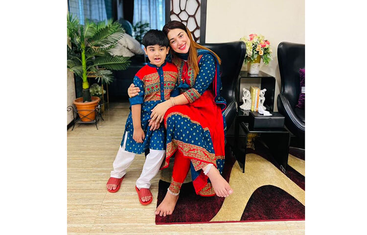 অপু-জয়ের সঙ্গে এই ছবি প্রকাশ করে ক্যাপশনে লিখেছেন, ‘ম্যাচিং ম্যাচিং সেইম সেইম’। ছবি: সংগৃহীত