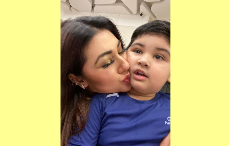 স্ট্যাটাসে অপু আরও লেখেন, ‘আমি তোমার মা হিসেবে তোমাকে অনেক অনেক আশীর্বাদ করি, তোমার দিদার আশা পূরণ করে যেন আমি তোমাকে মানুষের মতো মানুষ করতে পারি।’