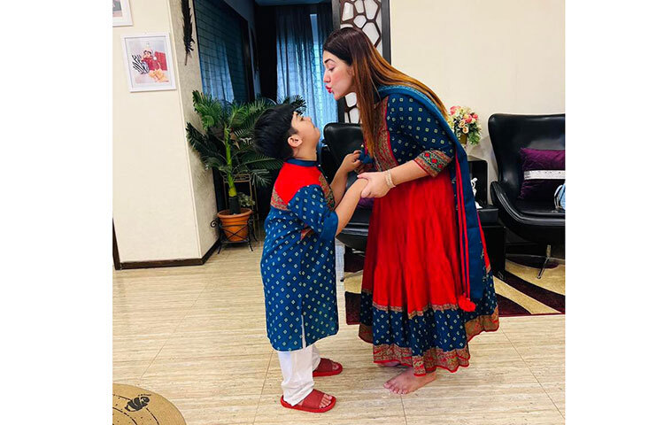 ম্যাচিং ড্রেস পরে জয়ের সঙ্গে দুষ্টুমিতে মেতেছেন অপু। ছবি: সংগৃহীত