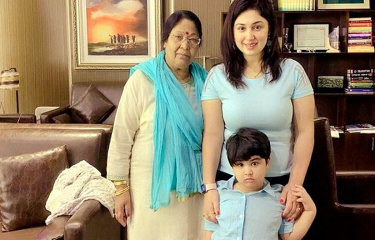 অপু বিশ্বাসের মা স্ট্রোক করে মারা গেছেন। এদিকে সামাজিক যোগাযোগমাধ্যমে এ নায়িকার অনেক কাছের মানুষেরা দাবি করেছেন করোনায় আক্রান্ত ছিলেন শেফালি বিশ্বাস।