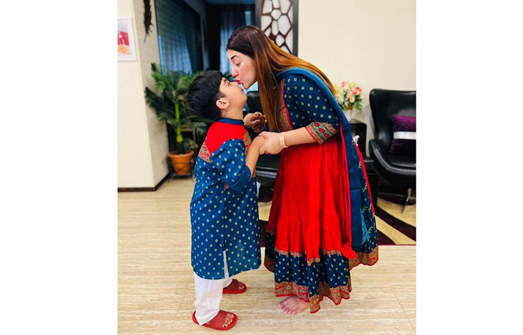 অপু-আব্রামের ম্যাচিং ড্রেসের বেশ প্রশংসা করছেন তার ভক্তরা। ছবি: সংগৃহীত