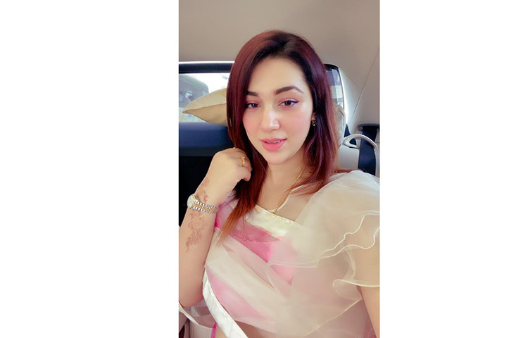 সেলফিতে অপু বিশ্বাস। ছবি: ফেসবুক