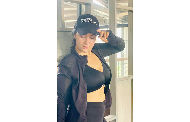 ছবি দেখে মনে হচ্ছে, অপু সকালে এই পোশাকে ব্যায়াম করেছেন। ছবি: অপু বিশ্বাস