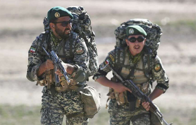 ইরানের সংবিধান অনুযায়ী ১৮ বছর পেরোলেই সে দেশের যুবকদের দেড় থেকে দুবছরের জন্য সেনাবাহিনীতে যোগ দিতেই হবে। তবে নারীদের জন্য নিরাপত্তা বাহিনীতে যোগ দেওয়া বাধ্যতামূলক নয়। এছাড়া শারীরিক অসুস্থতা থাকলেও এই নিয়ম থেকে মুক্তি পাওয়া যাবে। ১৮ বছরের যুবকদের বাবার বয়স ৬০ বছরের বেশি হলে তারাও এই নিয়ম থেকে অব্যাহতি পাবেন। সেনায় যোগ দেওয়ার নিয়ম না মানলে ওই যুবক ভয়ানক সাজার মুখোমুখি হতে পারেন। সমস্ত মানবাধিকার থেকে বঞ্চিত হওয়ার পাশাপাশি ওই যুবকদের দেশ ছেড়ে যাওয়াতেও নিষেধাজ্ঞা জারি হতে পারে। ছবি: সংগৃহীত