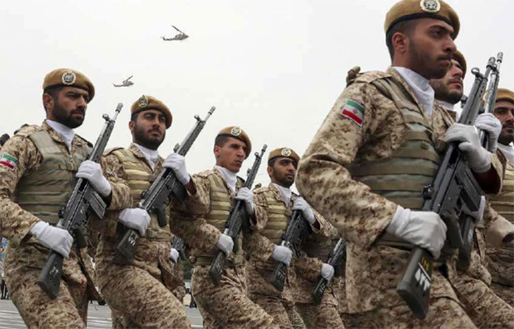 এই বছরেরে শুরুতে ইরান সরকার নয়া নিয়ম আনার প্রস্তাব দেয়। সেখানে ১০ হাজার ডলারের পরিবর্তে ৩৫ বছরের বেশি বয়সি পুরুষরা সেনায় যোগ দেওয়া থেকে ছাড় পেতে পারেন। তবে এই সিদ্ধান্ত নিয়ে ব্যাপক উত্তেজনা ছড়ানোয় এই সিদ্ধান্ত বাস্তবায়িত হয়নি। বিক্ষোভকারীদের দাবি ছিল, সরকারের এই সিদ্ধান্তের ফলে ধনীদের সুবিধা হবে। ছবি: সংগৃহীত