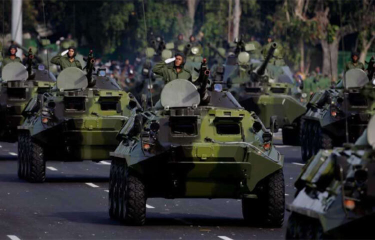 কিউবাতে ১৭ থেকে ২৮ বছর বয়সী পুরুষদের দুবছর দেশের সামরিকবাহিনীতে যোগ দেওয়া বাধ্যতামূলক। ১৬ বছর হলেই তাদের সে দেশের সেনাদলে নাম নথিভুক্ত করতে হয়। দুবছর পরিষেবা দেওয়ার পর পুরুষরা সেনাবাহিনী ছেড়ে চলে গেলেও তাদের সেনার অংশ হিসেবেই বিবেচনা করা হয়। ৪৫ বছর বয়স হওয়া পর্যন্ত দেশের স্বার্থে যখন খুশি আবারও সেনায় যোগ দেওয়ার নির্দেশ দেওয়া হতে পারে ওই ব্যক্তিদের। সেনাবাহিনীতে যোগ দিতে অস্বীকার করলে সেই ব্যক্তির কারাদণ্ড বা জরিমানাও হতে পারে। তবে নারীদের ক্ষেত্রে নিয়মটা একটু আলাদা। নারীরা স্বেচ্ছায় দুবছরের জন্য সেনা হিসেবে যোগ দিতে পারেন। তবে যোগ দিতেই হবে এমন বাধ্যবাধকতা নেয়। ছবি: সংগৃহীত