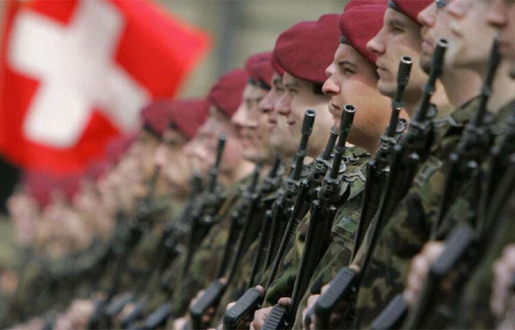 সুইজারল্যান্ডেও পুরুষদের নিরাপত্তা বাহিনীতে যোগ দেওয়া বাধ্যতামূলক। সে দেশে পুরুষদের ২০ বছর বয়সের পর থেকে সেনায় যোগ দেওয়ার নিয়ম রয়েছে। দুবছরের কিছু কম সময় পুরুষদের সেনাবাহিনীতে যুক্ত থাকা বাধ্যতামূলক। তবে নারীরা যোগ দিতে পারেন নিজেদের ইচ্ছায়। ছবি: সংগৃহীত