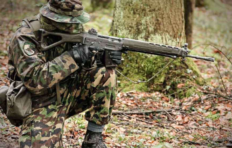 পুরুষদের অবশ্যই সেনাবাহিনীতে যোগ দেওয়ার এই নিয়ম বদলানোর জন্য ২০১৩ সালে সুইজারল্যান্ডে গণভোট হয়। তবে ৭৩ শতাংশ মানুষ পুরুষদের প্রতিরক্ষা বাহিনীতে আবশ্যিকভাবে যোগ দেওয়ার পক্ষেই ভোট দেন। এর আগেও দুবার এই গণভোটের আয়োজন করা হয়েছিল। পুরুষদের জন্য নিয়ম তো পাল্টাইনি, উল্টে ২০২৪ সালের মধ্যে নারীদেরও সামরিকবাহিনীতে যোগদান বাধ্যতামূলক করার চিন্তাভাবনা চলছে। ছবি: সংগৃহীত