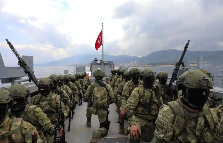 তুরস্কেও ২০ থেকে ৪১ বছর বয়সী পুরুষদের নিরাপত্তা বাহিনীতে যোগদান বাধ্যতামূলক। তবে ২০১৯ সালে সে দেশের আইনসভায় একটি নতুন আইন পাশ করিয়ে সেনাবাহিনীতে পরিষেবার সময়সীমা ১২ মাস থেকে কমিয়ে ছমাস করা হয়েছে। তবে কেউ চাইলে এর পরেও নিজের ইচ্ছায় সেনাবাহিনীতে থাকতে পারেন। তবে কেউ সেনাবাহিনীতে যোগ দিতে না চাইলে তার বিকল্পও রয়েছে। ছবি: সংগৃহীত