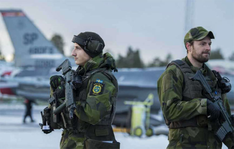 ২০১০ সালে সুইডেনে পুরুষদের আবশ্যিকভাবে সেনাদলে যোগ দেওয়ার নিয়ম বাতিল করা হলেও ২০১৭ সালে তা আবার ফিরিয়ে আনা হয়। তবে ২০১৪ সালে ক্রাইমিয়া রাশিয়ার দখলে যাওয়ার পর পরই সুইডেনে আবারও সেনাবাহিনীতে যোগ দেওয়া বাধ্যতামূলক করার বিষয়ে চিন্তাভাবনা শুরু হয়। তবে আগে শুধু পুরুষদেরই সেনাতে যোগ দেওয়া বাধ্যতামূলক থাকলেও ২০১৭ সালের পর পুরুষ এবং নারী উভয়ের জন্যই সেনাবাহিনীকে যোগ দেওয়া বাধ্যতামূলক করা হয়। সেনায় আবশ্যিকভাবে যুক্ত থাকার সময়কাল ৯ থেকে ১২ মাস। ছবি: সংগৃহীত