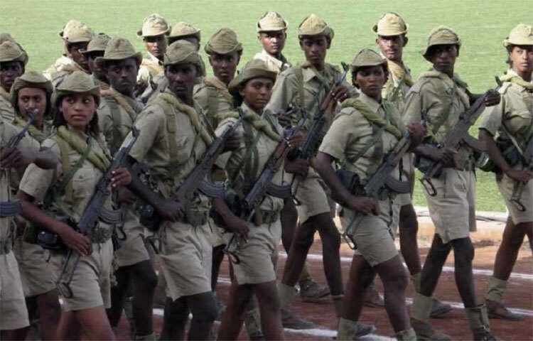 উত্তর-পূর্ব আফ্রিকার দেশ ইরিত্রিয়া সেনায় নিয়োগের নিয়মের জন্য কুখ্যাত। মানবাধিকার কমিশনের মতে, এই দেশের অনেক বাসিন্দা তাদের পুরো জীবন অনিচ্ছা সত্তে¡ও সামরিক বাহিনীতে কাটিয়েছেন। ২০০৩ সালে সরকারের তরফে নির্দেশ দেওয়া হয়, স্কুল শিক্ষা শেষ করার আগে ছেলে এবং মেয়ে উভয়ের জন্যই সামরিক প্রশিক্ষণ নেওয়া বাধ্যতামূলক। ছবি: সংগৃহীত