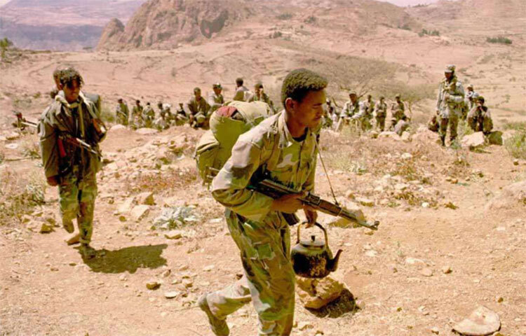 ইরিট্রিয়ার এই আইন অনুযায়ী, কমপক্ষে ১৮ মাস সেনাবাহিনীতে যুক্ত থাকতেই হবে। তবে সে দেশের অনেক বাসিন্দাকেই আজীবন সেনায় কাজ করে যেতে হয়। রিপোর্ট অনুযায়ী, এই আইনের হাত থকে বাঁচতে ১৮ থেকে ২৪ বছর বয়সী অনেক যুবক-যুবতীই দেশ ছেড়ে পালিয়ে যান। ছবি: সংগৃহীত